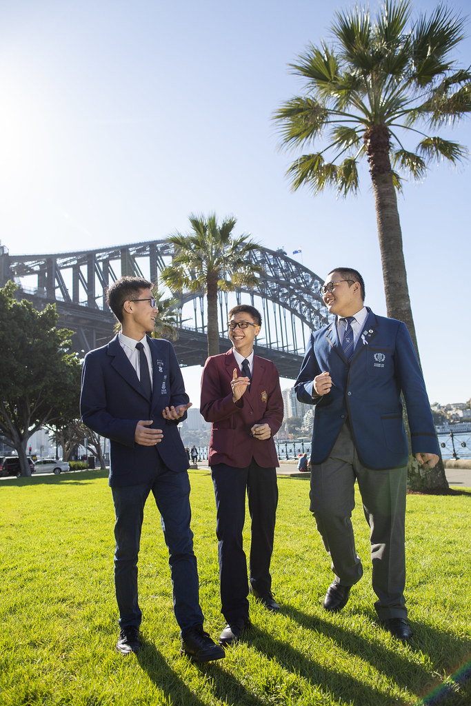 3 students near Habour bridge