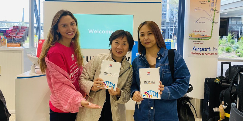 students at international student welcome desk in the airport