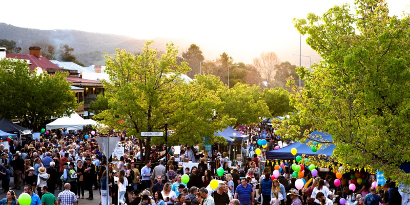 Crowds at Mudgee street fair at Mudgee Food and Wine festival 2018